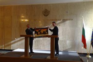 The deputy foreign minister of Bulgaria Krasimir Kostov and H.E. the British ambassador to Bulgaria Steve Williams presented a map of climate change | photo: Adelina Marini | euinside.eu
