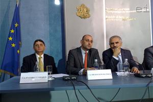 Говорителят на МВнР Драговест Горанов (ляво), зам. външен министър Милен Керемидчиев (център), Любомир Кючуков (дясно) | фото: Adelina Marini | www.euinside.eu