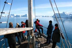 Ice melting contributes to the raising of sea waters | photo: COP5